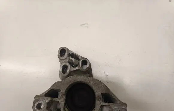 Mercedes-Benz CLA C117 X117 W117 Engine mount bracket 326E23