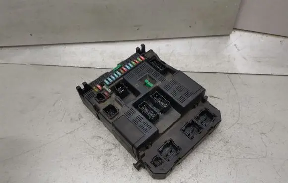 Peugeot 307 Fuse module 9636760580F 9644098180