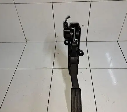 Mercedes-Benz A W169 Accelerator throttle pedal A1693000304