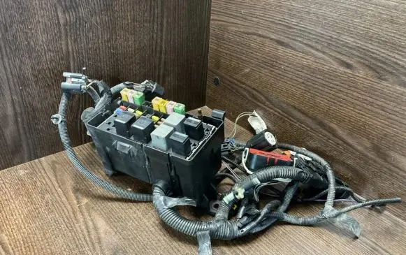 Ford C-MAX I Fuse box set 6C1T14A067AA 6C1T19K499