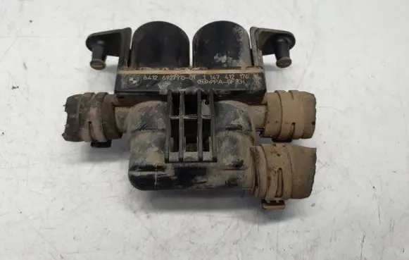 BMW 5 E60 E61 Coolant heater control valve 6927915 64126927915 6906652
