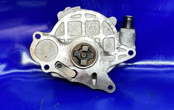 Volkswagen PASSAT B7 Vacuum pump 03L145100F