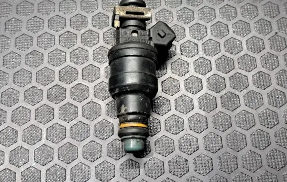 Audi A6 S6 C5 4B Fuel injector 058133551
