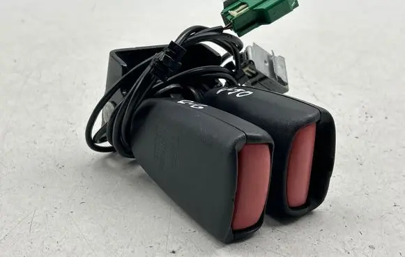 Volvo V50 Middle seatbelt buckle (rear) 30780608