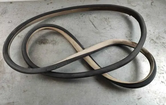 Mercedes-Benz S W222 Front door rubber seal a2226970151