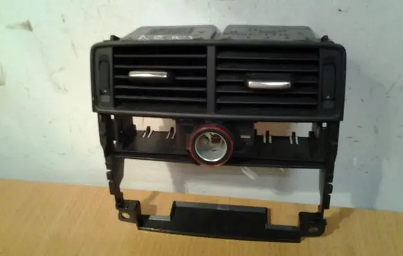 Rear air vent grill