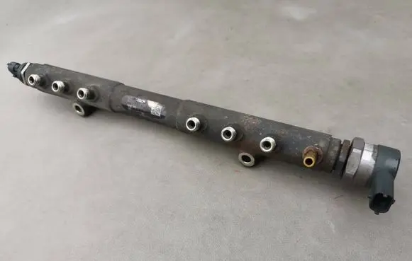 Volvo V70 Fuel distributor 30757146 30750409 30062343