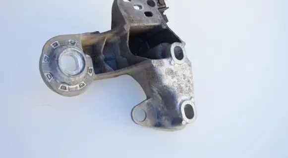 Audi A4 S4 B7 8E 8H Engine mounting bracket 8E0199352N