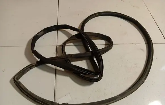 Nissan Tiida C11 Rubber seal front coupe door 