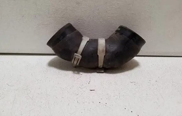 Volkswagen PASSAT B8 Intercooler hose/pipe 04L131525J