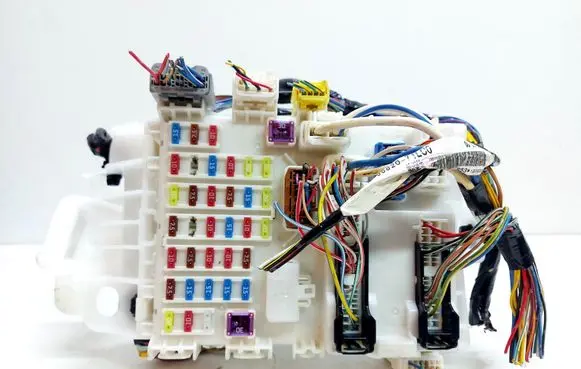 Suzuki Swift II Fuse module P6120960