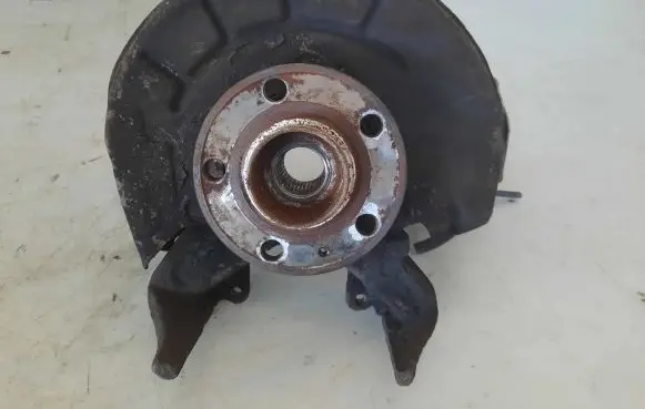 Volkswagen Polo IV 9N3 Front wheel hub spindle knuckle