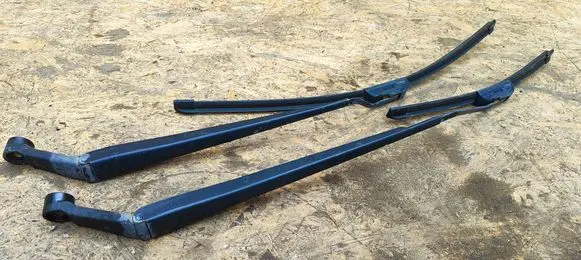 Front wiper blade arm
