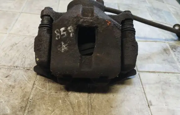Toyota Corolla Verso E121 Front brake caliper