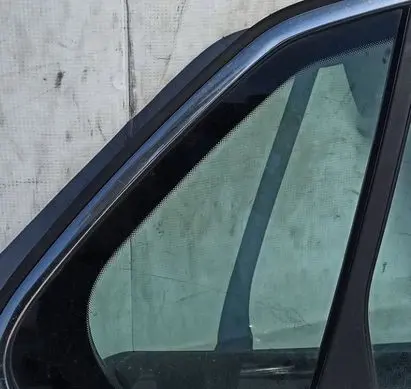 Volkswagen Jetta V Rear vent window glass PILKA