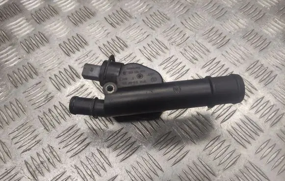 Volkswagen PASSAT B6 Engine coolant pipe/hose 038121132