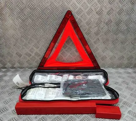 Tesla Model 3 First aid kit 147507600C 27R044062