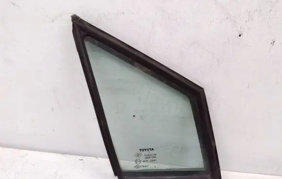 Toyota Corolla Verso AR10 Front triangle window/glass 