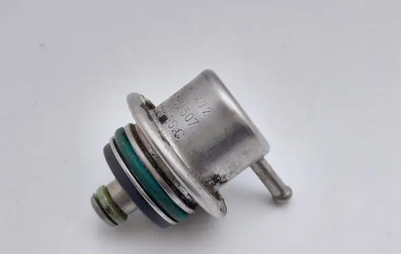 Volkswagen PASSAT B4 Fuel pressure regulator 037133035C 0280160507