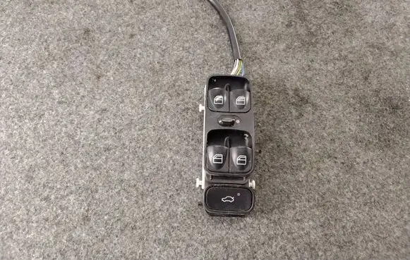 Mercedes-Benz C W203 Electric window control switch A2038200110 501809