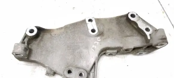Engine mounting bracket