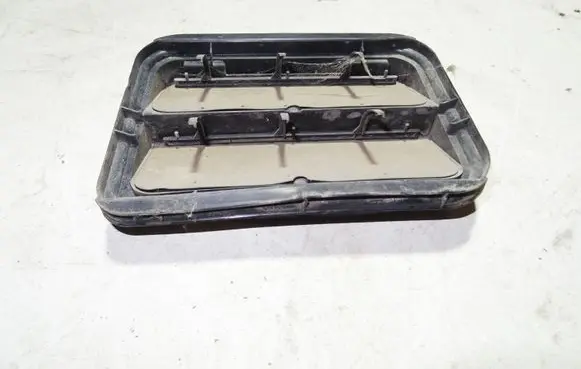 Renault Kangoo I Quarter panel pressure vent 7700838358