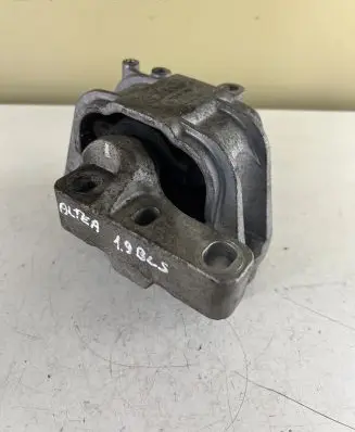 Seat Altea XL Engine mount bracket HM3060M02