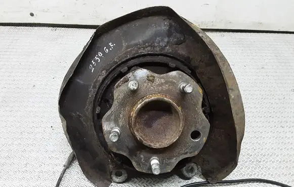 Nissan Maxima A34 Rear wheel hub spindle/knuckle 