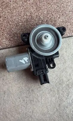 Mazda 3 III Front door window regulator motor BHN95958X