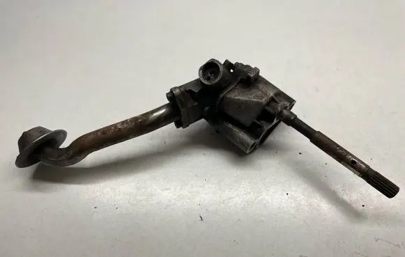 Volkswagen Golf V Oil pump 058115153A
