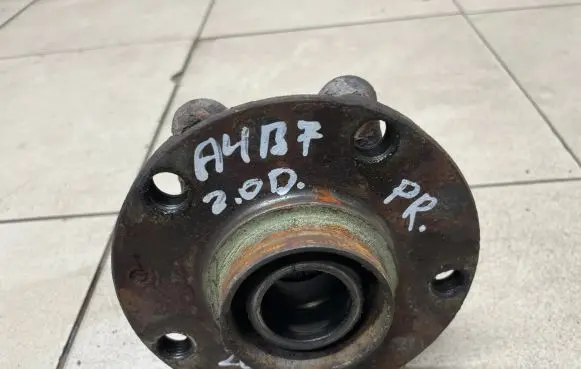 Audi A4 S4 B7 8E 8H Front wheel bearing hub 
