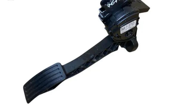 Accelerator throttle pedal