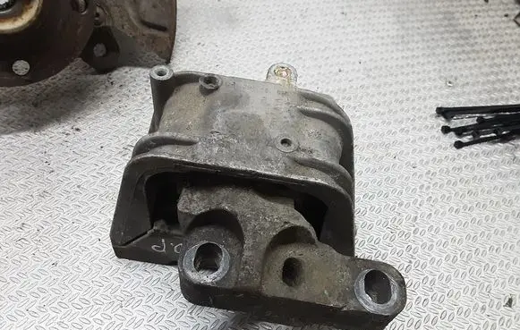 Volkswagen Touran I Engine mount bracket