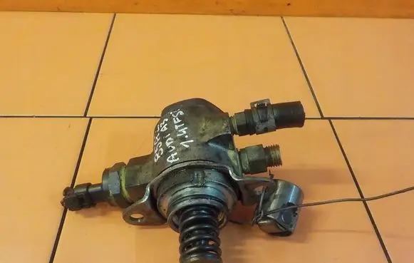 Audi A3 S3 8P Fuel injection high pressure pump 