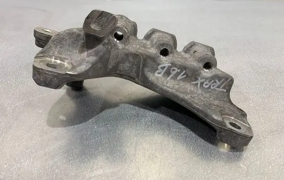 Chevrolet Trax Engine mounting bracket 25947950