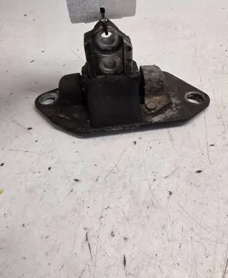 Volvo V70 Engine mount bracket 30748811