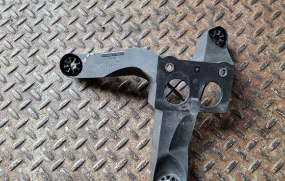 Mini One - Cooper F56 F55 ABS pump bracket 6851604
