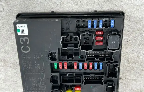 Nissan Juke I F15 Fuse module 284B71KJ0J 52683GF02