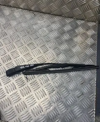 Rear wiper blade arm