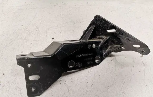 Land Rover Evoque II Fender mounting bracket K8D216C175AD