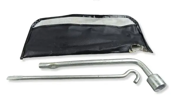 Mitsubishi Outlander IV Wheel nut wrench 