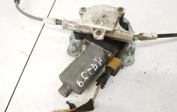 Renault Megane I Front door window regulator motor 0130821721