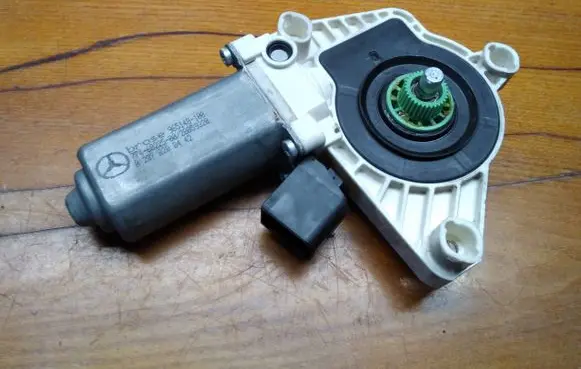 Mercedes-Benz E A207 Front door window regulator motor A2078200442