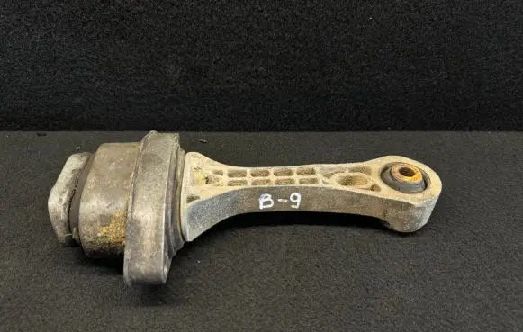 Volkswagen Golf IV Engine mount bracket