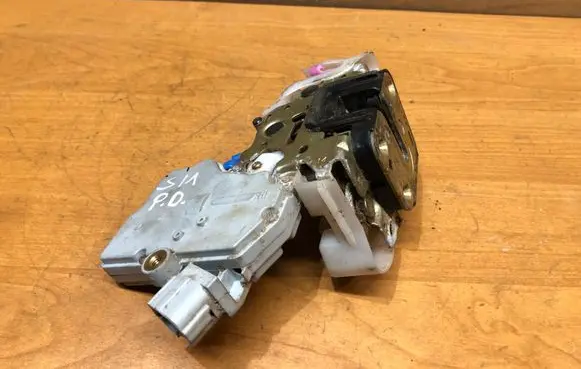 Subaru Impreza II Front door lock