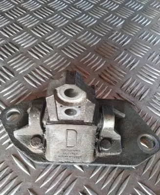 Volvo V70 Engine mount bracket