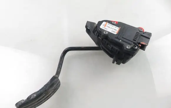 Accelerator throttle pedal
