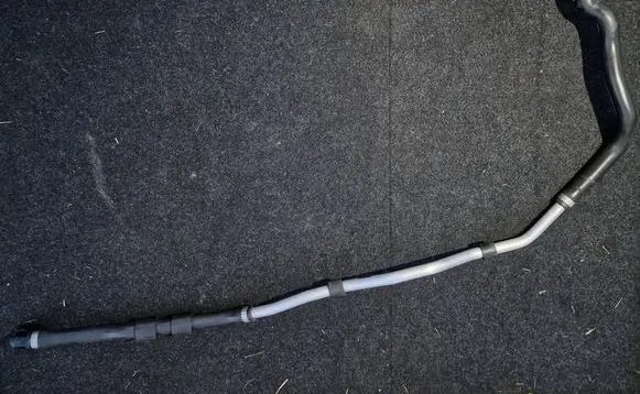 Engine coolant pipe/hose
