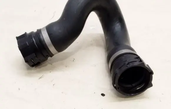Engine coolant pipe/hose