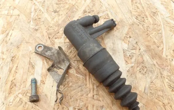 Clutch slave cylinder